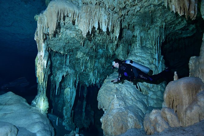 2 dives in Cenote Dos ojos Certified Divers - The break between sessions: snacks, lunch, and getting comfortable