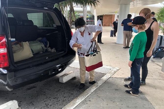 Airport Transfers to Akumal - Private van (ROUND TRIP) FLAT RATE - Private for your group: up to nine people without the mixing