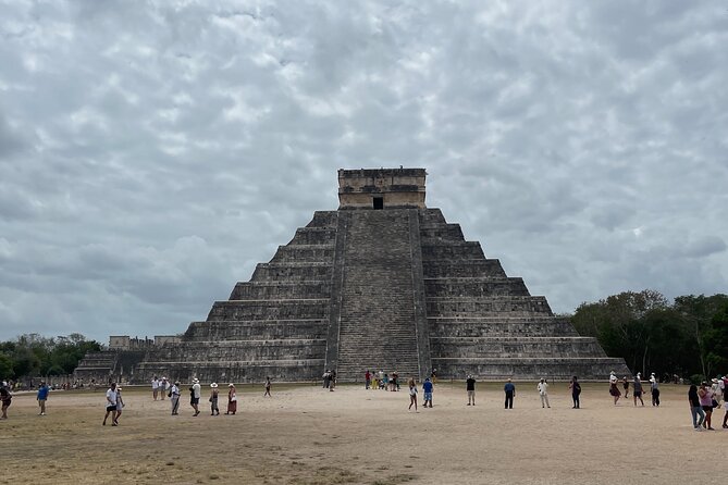 Chichen Itza Deluxe from Cancun to Playa del Carmen - Pueblo Maya: lunch with a reset, plus browsing time