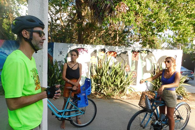 Graffitis & Munchies biketour Playa del Carmen - Stop 2: Calle Corazon, Iconic Urban Art in a Short Stop