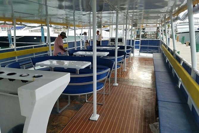 Isla Mujeres Unlimited Catamaran! Drinks, Fun & Party From Playa Del Carmen - The party factor on the catamaran: music, dancing, and staff energy