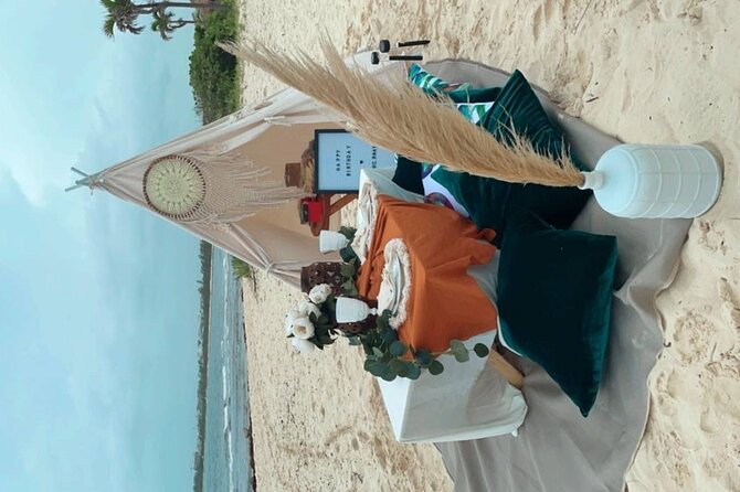 Luxury picnic on the beach - The low table and cushions: comfort rules of the sand