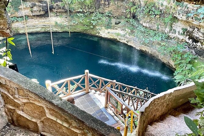 Private Tour Chichen Itza Cenote Valladolid All Inclusive - Entering Chichén Itzá with a guide who keeps it moving