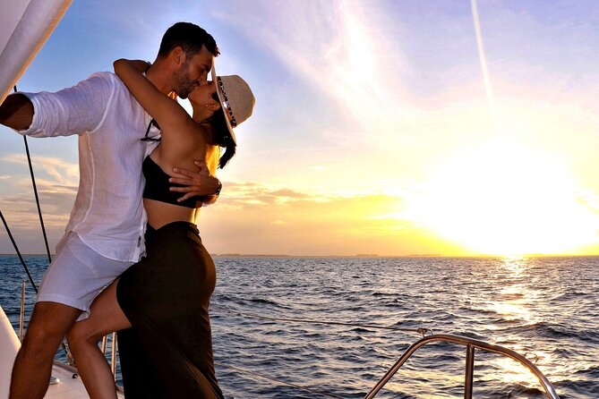 Riviera Maya Luxury Sunset Sailing plus Light Dinner and Open Bar - From Puerto Aventuras Marina to Golden Hour